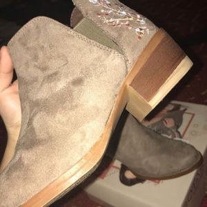 Boots size 6 they fit size 7 also!!